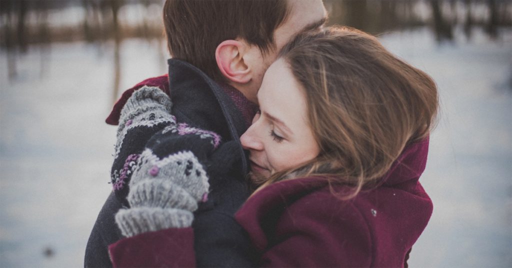 8 razones por las que necesitas más abrazos (con el respaldo de la ciencia)