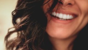 Feliz vs. Infeliz: 10 Cosas que la gente feliz hace diferentemente