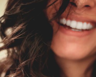 Feliz vs. Infeliz: 10 Cosas que la gente feliz hace diferentemente