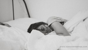 Restricción del sueño: Por qué dormir menos puede ayudarte a dormir mejor