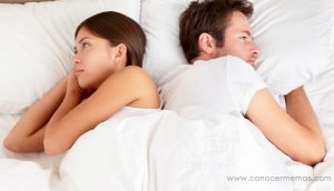 Lo que la posición para dormir puede indicar sobre tu relación
